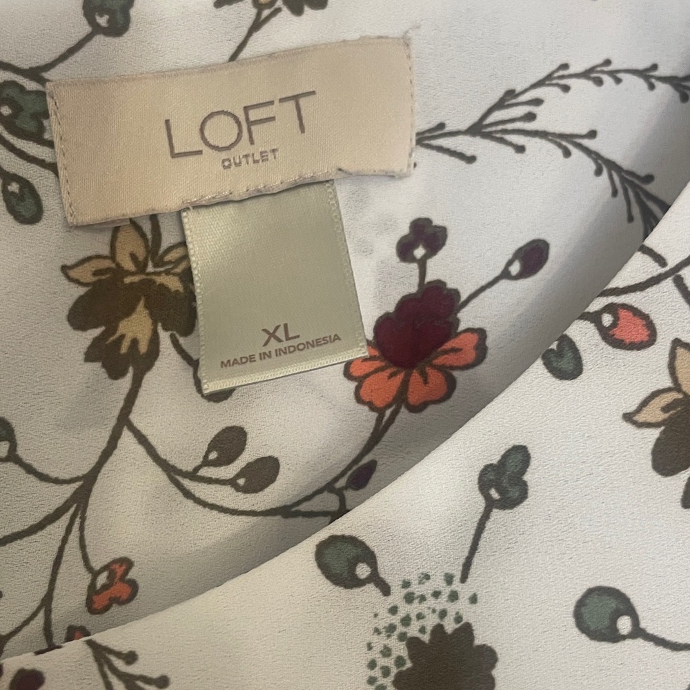 LOFT White Floral Cap Sleeve Blouse XL Pit to Pit 25” Preworn SO PRETTY - Picture 2 of 13